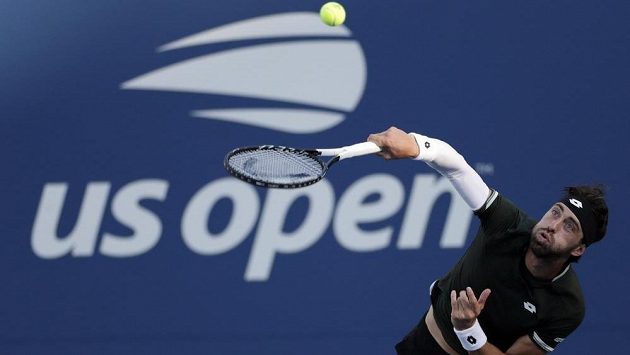 Pořadatelé tenisového US Open se nevzdávají naděje, že newyorský grandslam uspořádají s diváky na tribunách. Podle ředitele americké tenisové asociace Mikea Dowseho se o osudu turnaje rozhodne v červnu. Na snímku servíruje Nikoloz Basilašvili Pořadatelé tenisového US Open se nevzdávají naděje, že newyorský grandslam uspořádají s diváky na tribunách. Podle ředitele americké tenisové asociace Mikea Dowseho se o osudu turnaje rozhodne v červnu. Na snímku servíruje Nikoloz Basilašvili