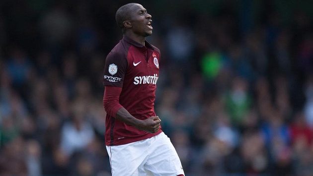 Útočník Sparty Praha Kehinde Fatai oslavuje gól. Útočník Sparty Praha Kehinde Fatai oslavuje gól.