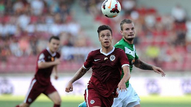 Útočník Sparty Václav Kadlec (vlevo) a jablonecký obránce Vít Beneš během utkání 2. kola Gambrinus ligy. Útočník Sparty Václav Kadlec (vlevo) a jablonecký obránce Vít Beneš během utkání 2. kola Gambrinus ligy.