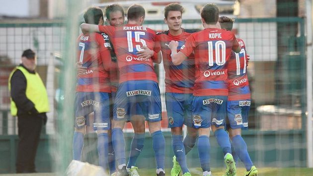 Fotbalisté Plzně se radují poté, co Marek Bakoš (druhý zleva) v Ďolíčku otevřel skóre. Fotbalisté Plzně se radují poté, co Marek Bakoš (druhý zleva) v Ďolíčku otevřel skóre.