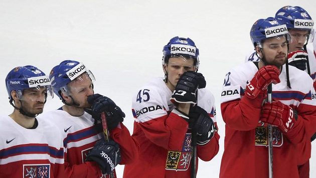 Smutní hokejisté české reprezentace po vyřazení ve čtvrtfinále mistrovství světa. Smutní hokejisté české reprezentace po vyřazení ve čtvrtfinále mistrovství světa.