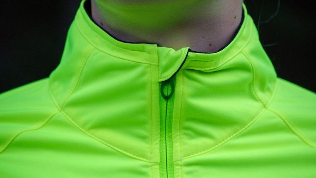 Běžecká bunda Mizuno Alpha Softshell Jacket - padnoucí stojací límeček. Běžecká bunda Mizuno Alpha Softshell Jacket - padnoucí stojací límeček.