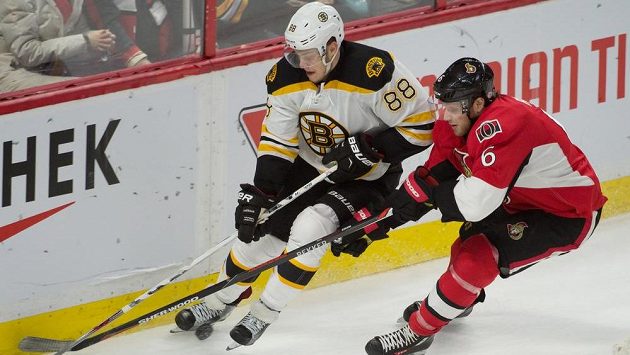 Bostonský útočník David Pastrňák (vlevo) v zápase s Ottawou. Bostonský útočník David Pastrňák (vlevo) v zápase s Ottawou.