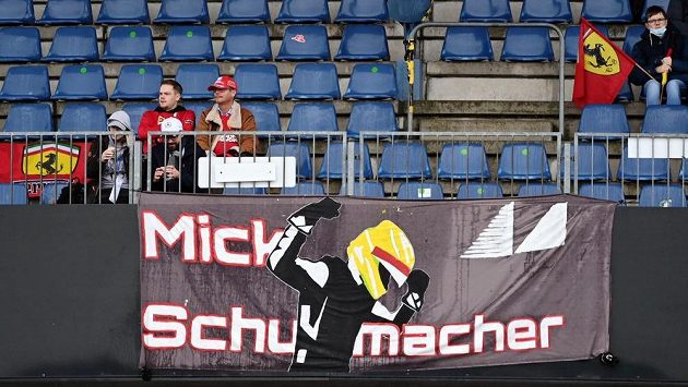 Premiéru Schumacherova syna ve formuli 1 odložilo špatné počasí. Premiéru Schumacherova syna ve formuli 1 odložilo špatné počasí.