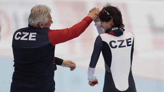 Česká rychlobruslařka Martina Sáblíková s trenérem Petrem Novákem po triumfu na MS v závodě na 5 km. Česká rychlobruslařka Martina Sáblíková s trenérem Petrem Novákem po triumfu na MS v závodě na 5 km.