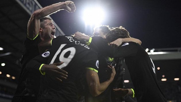Radost fotbalistů Chelsea po brance Batshuaye. Radost fotbalistů Chelsea po brance Batshuaye.