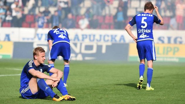 Hráči Olomouce smutní po sestupu z nejvyšší soutěže. Hráči Olomouce smutní po sestupu z nejvyšší soutěže.