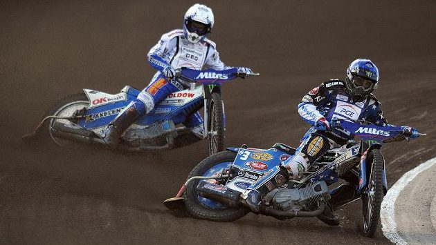 Americký jezdec Greg Hancock (vpředu) a Nicki Pedersen během Grand Prix v ploché dráze na stadiónu Markéta v Praze v roce 2013. Americký jezdec Greg Hancock (vpředu) a Nicki Pedersen během Grand Prix v ploché dráze na stadiónu Markéta v Praze v roce 2013.