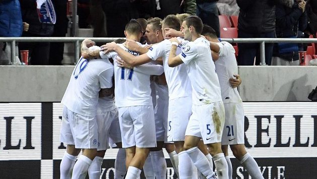 Slovák Róbert Mak slaví se spoluhráči gól proti Skotsku. Slovák Róbert Mak slaví se spoluhráči gól proti Skotsku.