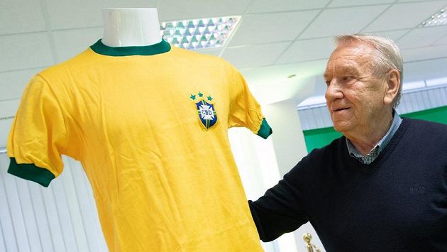 Internacionál Josef Jelínek během otevření výstavy k utkání ČR - Brazílie. Internacionál Josef Jelínek během otevření výstavy k utkání ČR - Brazílie.