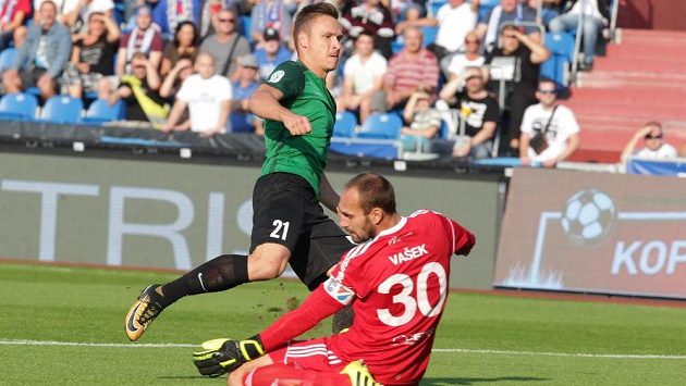 Zleva Stanislav Tecl z Jablonce překonává brankáře Petra Vaška z Baníku Ostrava a střílí první branku v zápase. Zleva Stanislav Tecl z Jablonce překonává brankáře Petra Vaška z Baníku Ostrava a střílí první branku v zápase.