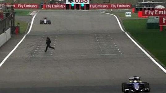 Pozoruhodný okamžik při tréninku před GP Číny: divák na trati mezi vozy, třísetkilometrovou rychlostí se blíží Nico Hülkenberg. Pozoruhodný okamžik při tréninku před GP Číny: divák na trati mezi vozy, třísetkilometrovou rychlostí se blíží Nico Hülkenberg.