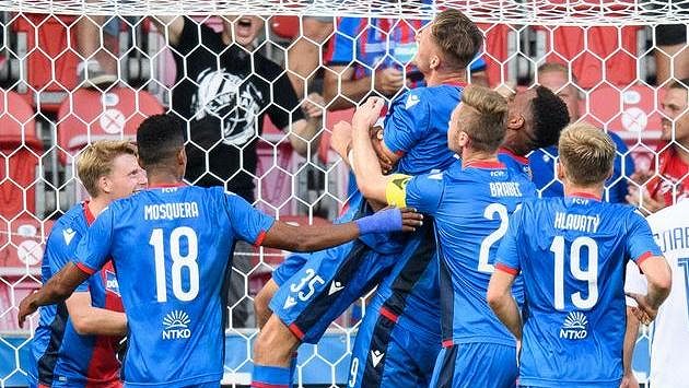 Fotbalisté Viktorie Plzeň oslavují gól na 2:0 během utkání 2. předkola Evropské konferenční ligy. Fotbalisté Viktorie Plzeň oslavují gól na 2:0 během utkání 2. předkola Evropské konferenční ligy.