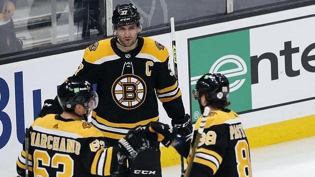 Brad Marchand (63) se raduje z gólu, na snímku dále Patrice Bergeron (37) a David Pastrňák (88). Ilustrační foto Brad Marchand (63) se raduje z gólu, na snímku dále Patrice Bergeron (37) a David Pastrňák (88). Ilustrační foto
