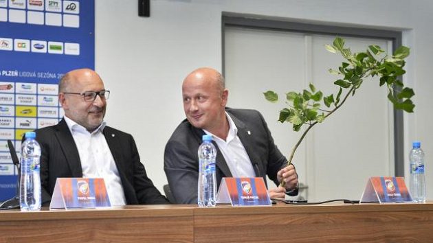 Majitel fotbalové Viktorie Plzeň Tomáš Paclík a generální ředitel Adolf Šádek. Jejich větev se proslavila... Majitel fotbalové Viktorie Plzeň Tomáš Paclík a generální ředitel Adolf Šádek. Jejich větev se proslavila...