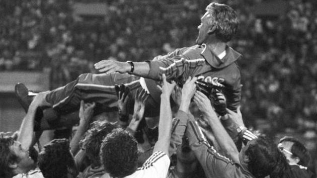 Trenér František Havránek nad hlavami svých svěřenců po vítězném olympijském finále. Trenér František Havránek nad hlavami svých svěřenců po vítězném olympijském finále.