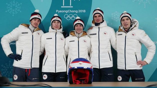 Čeští skokané na lyžích zleva Lukáš Hlava, Viktor Polášek, Roman Koudelka, Čestmír Kožíšek a Vojtěch Štursa na tiskové konferenci před zahájením zimních olympijských her v jihokorejském Pchjongčchangu. Čeští skokané na lyžích zleva Lukáš Hlava, Viktor Polášek, Roman Koudelka, Čestmír Kožíšek a Vojtěch Štursa na tiskové konferenci před zahájením zimních olympijských her v jihokorejském Pchjongčchangu.