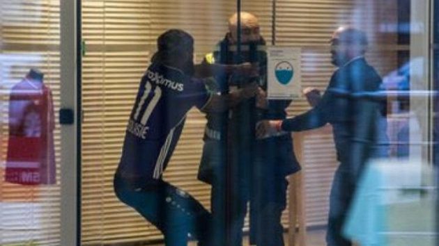 Fotbalista Antverp Didier Lamkel Zé se pokouší probojovat do tréninkového centra v dresu rivalského Anderlechtu. Fotbalista Antverp Didier Lamkel Zé se pokouší probojovat do tréninkového centra v dresu rivalského Anderlechtu.