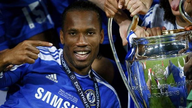 Didier Drogba s trofejí pro vítěze Ligy mistrů Didier Drogba s trofejí pro vítěze Ligy mistrů
