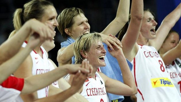 České basketbalistky oslavují na kvalifikačním turnaji v Ankaře vítězství nad Japonskem, jímž si zajistily účast na olympijských hrách v Londýně. České basketbalistky oslavují na kvalifikačním turnaji v Ankaře vítězství nad Japonskem, jímž si zajistily účast na olympijských hrách v Londýně.
