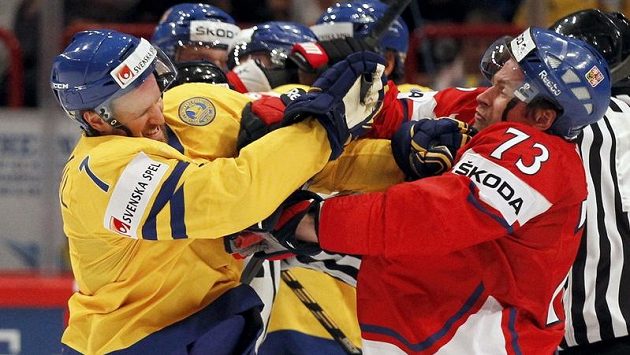 Niklas Kronwall a Petr Průcha a jejich boxerská vložka. Niklas Kronwall a Petr Průcha a jejich boxerská vložka.