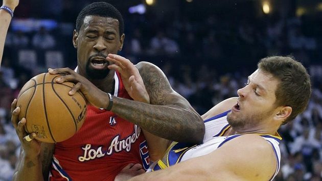 DeAndre Jordan (v červeném) z Los Angeles Clippers v souboji s Davidem Lee s Golden State Warriors. DeAndre Jordan (v červeném) z Los Angeles Clippers v souboji s Davidem Lee s Golden State Warriors.