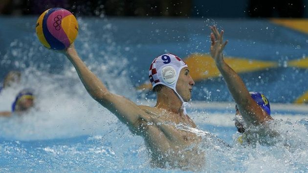Chorvatský vodní pólista Sandro Sukno (vlevo) napřahuje ke střele na branku Černé Hory v semifinále olympijských her v Londýně. Chorvatský vodní pólista Sandro Sukno (vlevo) napřahuje ke střele na branku Černé Hory v semifinále olympijských her v Londýně.