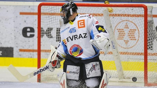 Obranu Vítkovic posílí Filip Kuba. Na nímku brankář Vítkovic Roman Málek inkasuje branku. Obranu Vítkovic posílí Filip Kuba. Na nímku brankář Vítkovic Roman Málek inkasuje branku.