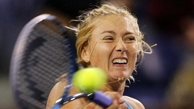 Maria Šarapovová během zápasu se Srbkou Ivanovičovou na turnaji v Indian Wells. Maria Šarapovová během zápasu se Srbkou Ivanovičovou na turnaji v Indian Wells.