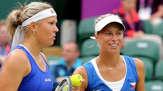 České tenistky Andrea Hlaváčková (vlevo) a Lucie Hradecká. České tenistky Andrea Hlaváčková (vlevo) a Lucie Hradecká.