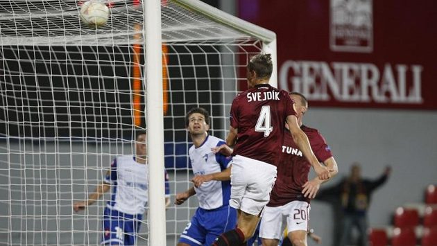 Sparťan Ondřej Švejdík takhle jistil třetím gólem vedení Letenských nad Šmonou v duelu Evropské ligy. Sparťan Ondřej Švejdík takhle jistil třetím gólem vedení Letenských nad Šmonou v duelu Evropské ligy.