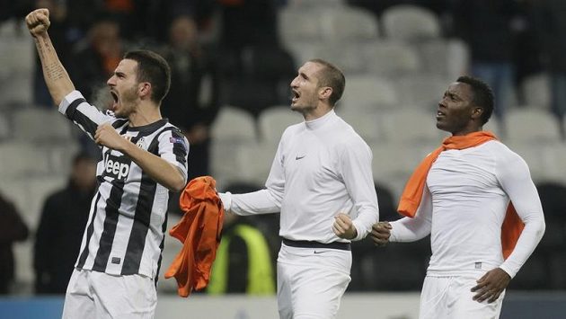 Juventus slaví! Zleva Leonardo Bonucci, Giorgio Chiellini a Kwadwo Asamoah nadchli i Pavla Nedvěda. Juventus slaví! Zleva Leonardo Bonucci, Giorgio Chiellini a Kwadwo Asamoah nadchli i Pavla Nedvěda.