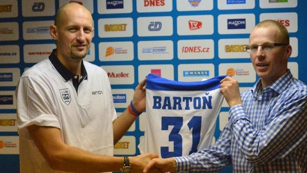 Luboš Bartoň (vlevo) pózuje s dresem USK Praha. Vpravo je manažer klubu Petr Jachan. Luboš Bartoň (vlevo) pózuje s dresem USK Praha. Vpravo je manažer klubu Petr Jachan.