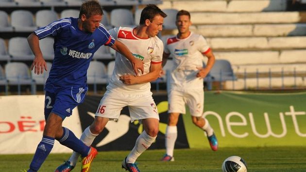 Plzeňský Vladimír Darida (vpravo) bojuje s Malinowským z Ruchu Chorzów. Plzeňský Vladimír Darida (vpravo) bojuje s Malinowským z Ruchu Chorzów.
