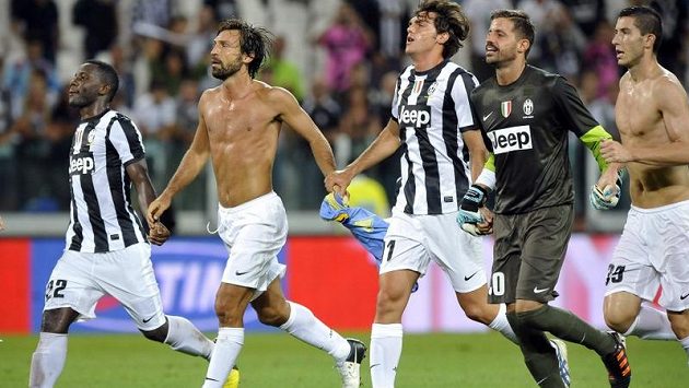 Fotbalisté Juventusu Turín oslavují ligovou výhru nad Parmou (Andrea Pirlo druhý zleva) Fotbalisté Juventusu Turín oslavují ligovou výhru nad Parmou (Andrea Pirlo druhý zleva)