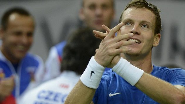 Tomáš Berdych děkuje za podporu divákům Tomáš Berdych děkuje za podporu divákům
