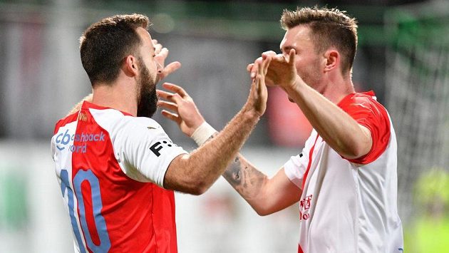 Radost fotbalistů Slavie během utkání první ligy v Příbrami. Z gólu se těší duo Hušbauer - Zmrhal. Radost fotbalistů Slavie během utkání první ligy v Příbrami. Z gólu se těší duo Hušbauer - Zmrhal.