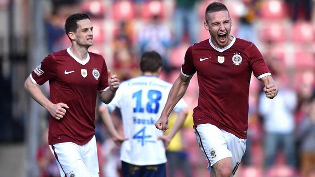 Sparťanský obránce Pavel Kadeřábek (vpravo) slaví gól proti Olomouci. Sparťanský obránce Pavel Kadeřábek (vpravo) slaví gól proti Olomouci.