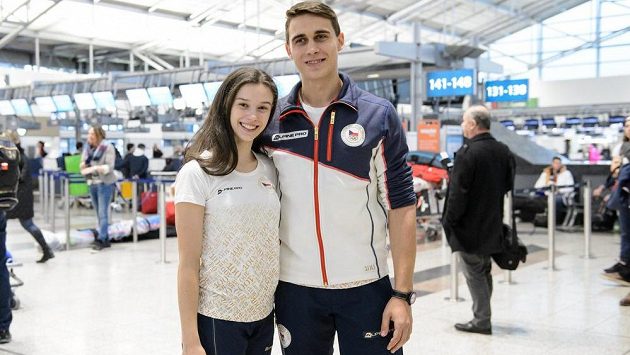 Sportovní dvojice Anna Dušková a Martin Bidař během odletu na ZOH 2018 do jihokorejského Pchjongčchangu. Sportovní dvojice Anna Dušková a Martin Bidař během odletu na ZOH 2018 do jihokorejského Pchjongčchangu.