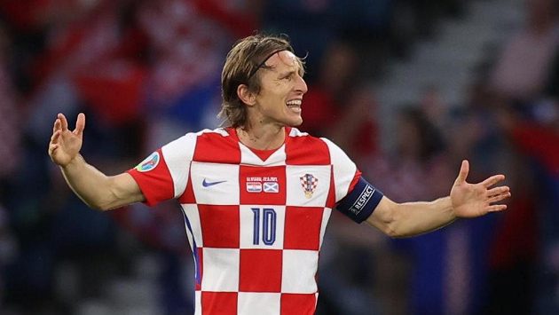 Hvězdný kapitán chorvatského celku Luka Modrič slaví druhý gól v síti Skotska. Hvězdný kapitán chorvatského celku Luka Modrič slaví druhý gól v síti Skotska.
