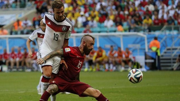 Portugalec Raul Meireles v souboji s německým fotbalistou Mariem Götzem (v bílém). Portugalec Raul Meireles v souboji s německým fotbalistou Mariem Götzem (v bílém).
