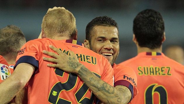 Dani Alves (uprostřed) zřejmě Barcelonu v létě opustí. Dani Alves (uprostřed) zřejmě Barcelonu v létě opustí.