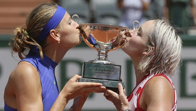 Vítězky ženské čtyřhry na French Open 2017, zleva Lucie Šafářová a její partnerka Bethanie Matteková-Sandsová líbají vítěznou trofej. Vítězky ženské čtyřhry na French Open 2017, zleva Lucie Šafářová a její partnerka Bethanie Matteková-Sandsová líbají vítěznou trofej.