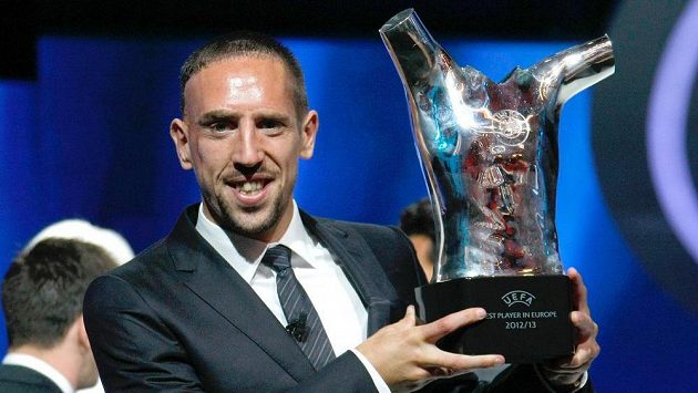 Franck Ribéry s trofejí pro nejlepšího fotbalistu Evropy. Franck Ribéry s trofejí pro nejlepšího fotbalistu Evropy.