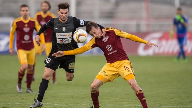 Daniel Tetour (vpravo) z Dukly a jablonecký Michal Trávník. Daniel Tetour (vpravo) z Dukly a jablonecký Michal Trávník.