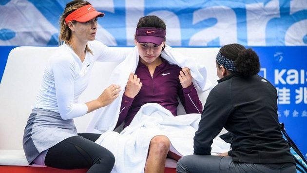 Tenistka Maria Šarapovová na turnaji v Šen-čenu utěšovala svou mladou čínskou soupeřku Wang Sin-jü, která skrečovala zápas kvůli poranění nohy. Tenistka Maria Šarapovová na turnaji v Šen-čenu utěšovala svou mladou čínskou soupeřku Wang Sin-jü, která skrečovala zápas kvůli poranění nohy.