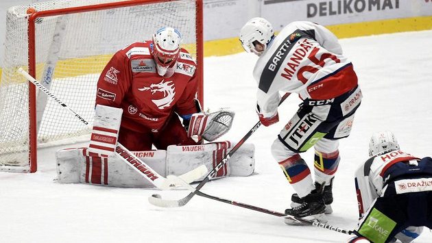 Brankář Třince Šimon Hrubec a pardubičtí útočníci Jan Mandát a Luboš Horký. Brankář Třince Šimon Hrubec a pardubičtí útočníci Jan Mandát a Luboš Horký.