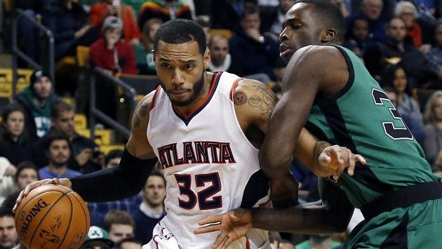 Mike Scott (vlevo) z Atlanty se proniknout pod koš přes Brandona Basse z Bostonu. Mike Scott (vlevo) z Atlanty se proniknout pod koš přes Brandona Basse z Bostonu.