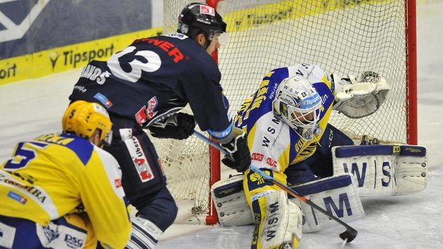 Tomáš Žižka (zleva) ze Zlína, Martin Bakoš z Liberce a brankář Zlína Libor Kašík v utkání 37. kola extraligy.. Tomáš Žižka (zleva) ze Zlína, Martin Bakoš z Liberce a brankář Zlína Libor Kašík v utkání 37. kola extraligy..