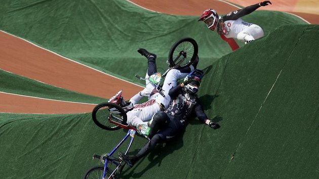 Bikrosař Maris Štrombergs (uprostřed) třetí olympijské zlato nezíská. V jedné ze čtvrtfinálových jízd lotyšský favorit spadl a ztrátu už nedohnal. Bikrosař Maris Štrombergs (uprostřed) třetí olympijské zlato nezíská. V jedné ze čtvrtfinálových jízd lotyšský favorit spadl a ztrátu už nedohnal.